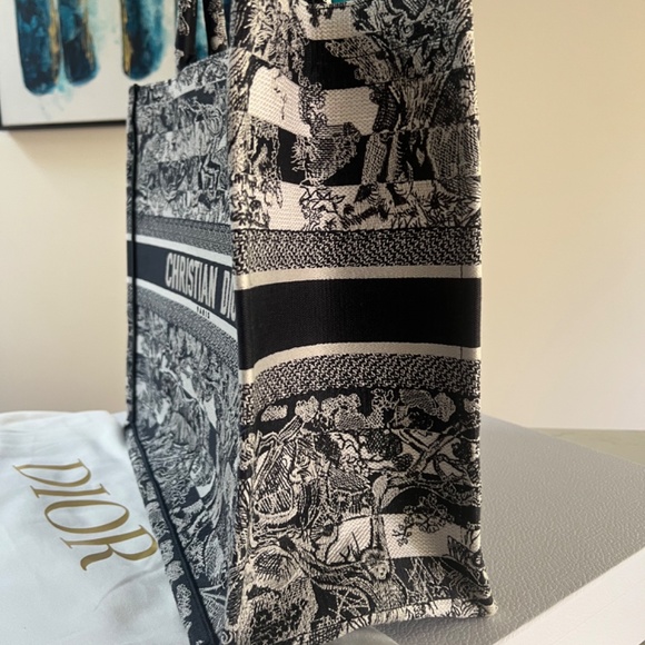 LARGE DIOR BOOK TOTE - Blue Toile de Jouy Embroidery - Picture 9 of 10